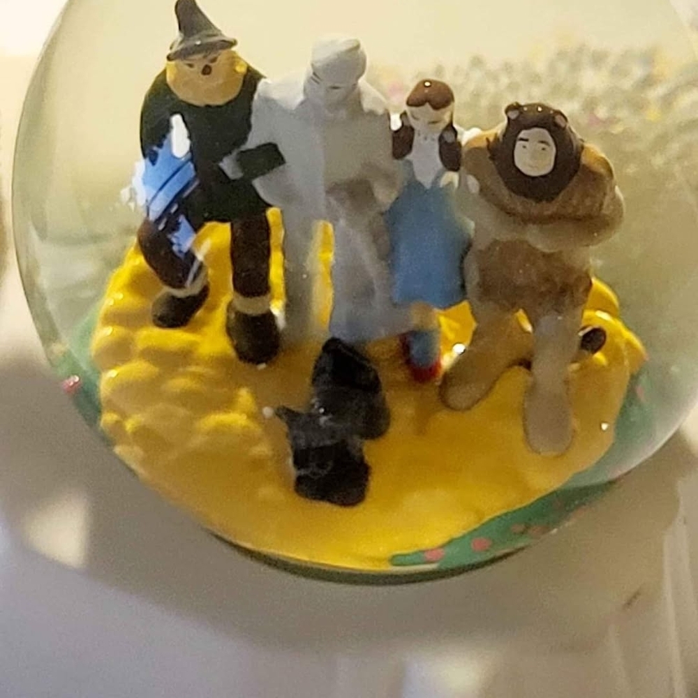 SNOW BABIES COLLECTABLE Wizard of Oz Snow Globe with Characters - Picture 2 of 9